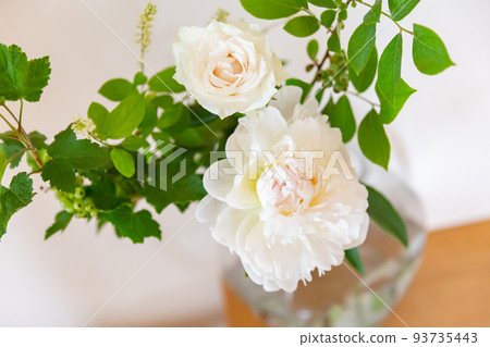 花瓶中的白牡丹和玫瑰,綠色插花 花瓶中的白牡丹和玫瑰,綠色插花 93735443