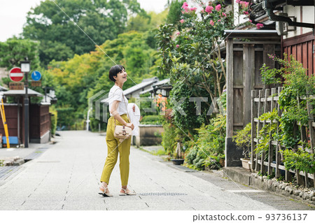 享受獨自旅行的女人 享受獨自旅行的女人 93736137