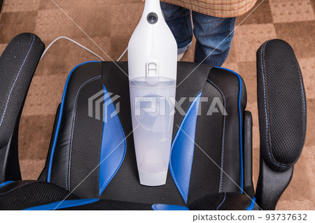 [Middle housewife cleaning the gaming chair with a handy cleaner] 93737632