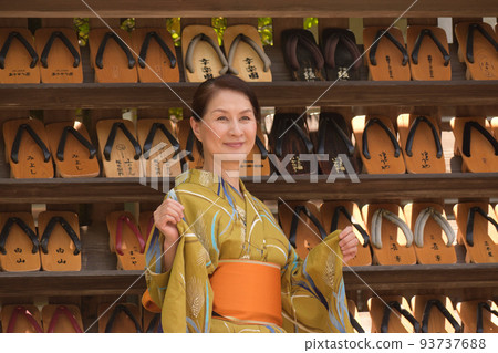 一位身著浴衣,在城崎溫泉木屐前微笑的高級女性 一位身著浴衣,在城崎溫泉木屐前微笑的高級女性 93737688