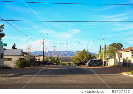 美國西部農村小鎮的一條道路 美國西部農村小鎮的一條道路 93737797