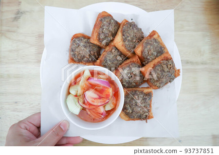 fried bread with minced pork spread or fried bread with minced beef spread and sauce fried bread with minced pork spread or fried bread with minced beef spread and sauce 93737851