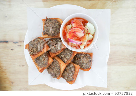 fried bread with minced pork spread or fried bread with minced beef spread and sauce fried bread with minced pork spread or fried bread with minced beef spread and sauce 93737852