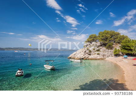 Amazing beach with boats against azure sea in Brela, Makarska, Dalmatia, Croatian coast 93738186