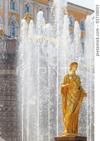 Great cascade fountain in lower park of Peterhof in St. Petersburg, Russia 93738603