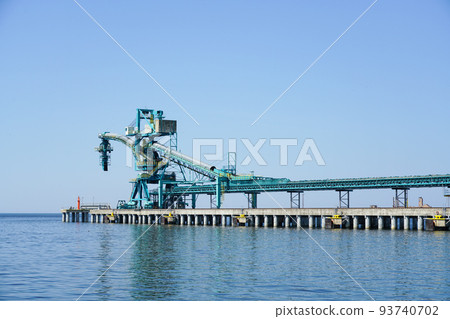 Equipment for loading coal into a ship in a modern closed type coal terminal Equipment for loading coal into a ship in a modern closed type coal terminal 93740702