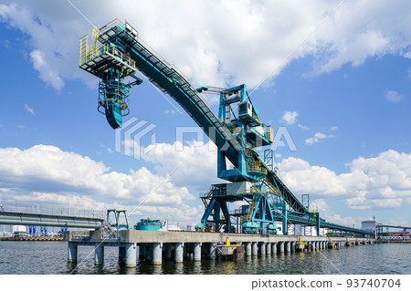Equipment for loading coal into a ship in a modern closed type coal terminal 93740704