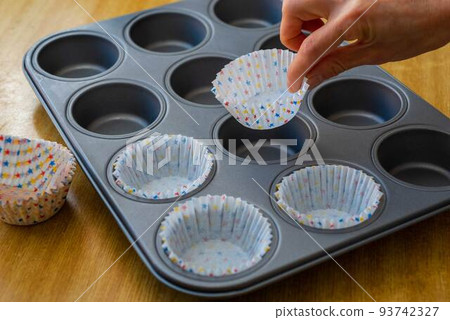 將鬆餅紙杯放入鬆餅罐中 將鬆餅紙杯放入鬆餅罐中 93742327