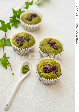 綠茶和小豆鬆餅垂直 93742746