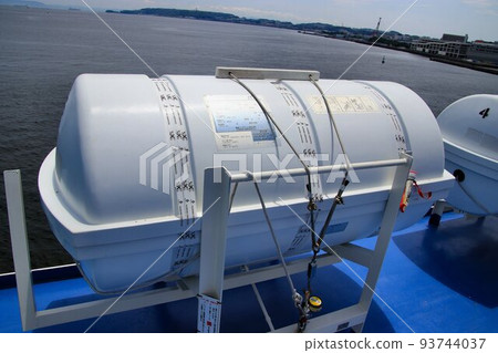 安裝在渡輪上的膠囊型救生筏 93744037