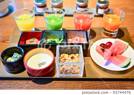 Luxury hotel breakfast 93744476