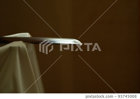 A Japanese sword that shines sharply 93745008