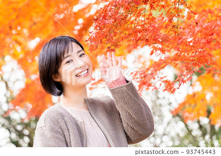享受秋天的年輕女子葉狩獵 93745443