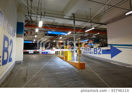 parking lot 93746218