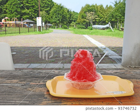 夏天紅糖漿刨冰涼涼可口 夏天紅糖漿刨冰涼涼可口 93746732