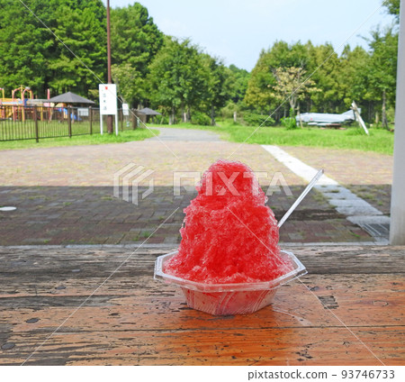 夏季清涼美味的紅糖漿刨冰 夏季清涼美味的紅糖漿刨冰 93746733