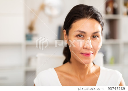 Portrait of a positive asian business woman in office 93747289