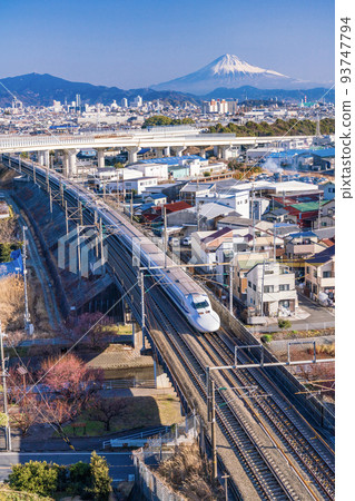 從靜岡市的郊外看到的新幹線和東名高速公路富士山 93747794