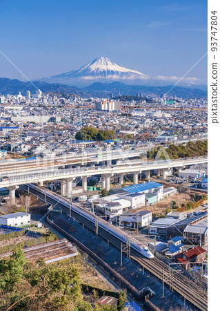 從靜岡市的郊外看到的新幹線和東名高速公路富士山 93747804