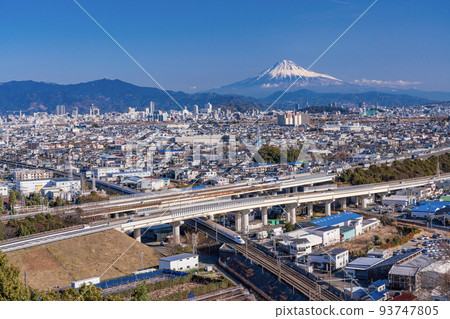 從靜岡市的郊外看到的新幹線和東名高速公路富士山 93747805