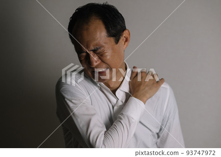 Businessman suffering from stiff shoulders/Negative middle-aged man image Businessman suffering from stiff shoulders/Negative middle-aged man image 93747972