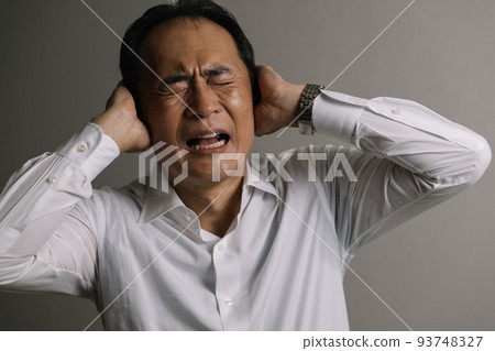 一個頭疼的男人，一個抱著頭的商人 93748327