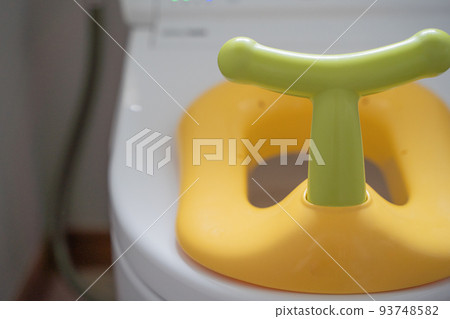 Image of a booster toilet seat for infants 93748582