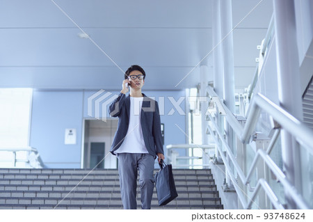 穿著休閒夾克的年輕日本男商人 93748624