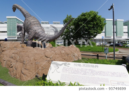 福井站前的恐龍紀念碑 93749899
