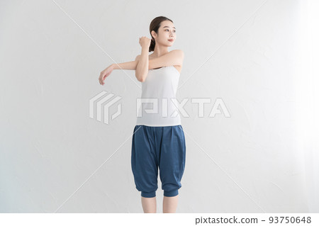 Women who stretch and do gymnastics Women who stretch and do gymnastics 93750648