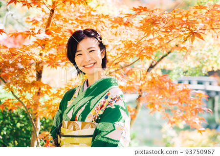 秋季葉子和和服婦女 93750967