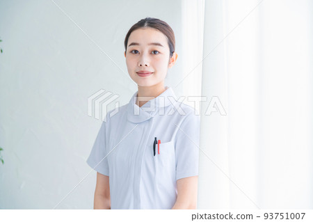 A lady in white 93751007
