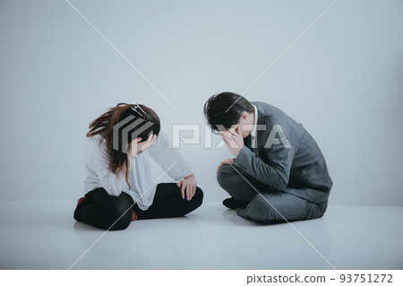 Men and women holding their heads Worries Men and women holding their heads Worries 93751272