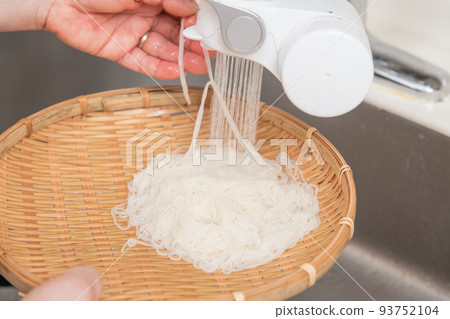 [Middle housewife cools boiled somen noodles with running water] 93752104