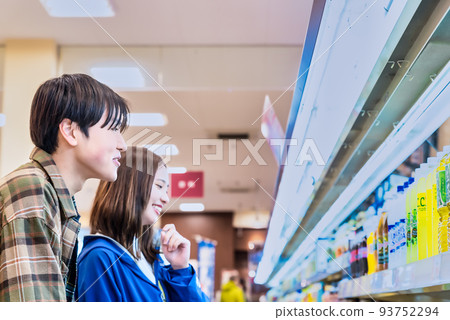 Young people shopping at the supermarket Refreshing drinks Young people shopping at the supermarket Refreshing drinks 93752294