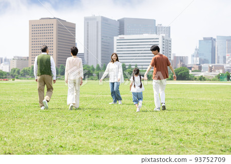 家人在公園散步 家人在公園散步 93752709