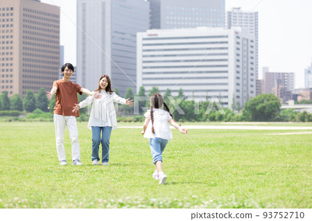 家人在公園散步 家人在公園散步 93752710