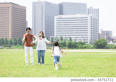 家人在公園散步 家人在公園散步 93752711