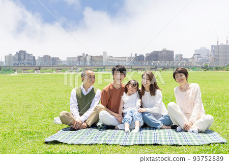 三代家庭在草地上野餐 93752889