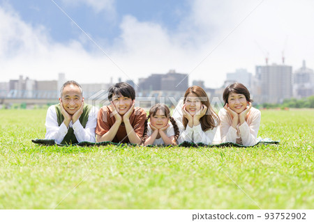 草原上長著臉頰的三代家族 93752902