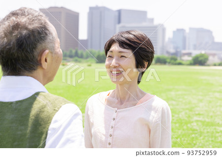 Senior couple speaking with smile 93752959