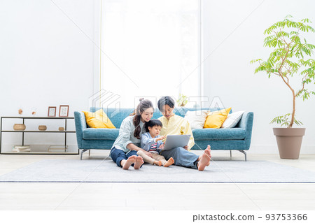 Close family looking at a computer 93753366