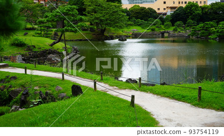 水面倒影與清新綠意 / 舊芝離宮庭園 93754119