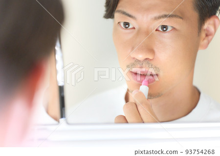 一個男人照鏡子塗口紅的男人的美麗形象 93754268
