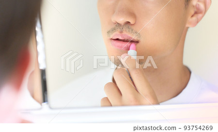 一個男人照鏡子塗口紅的男人的美麗形象 93754269