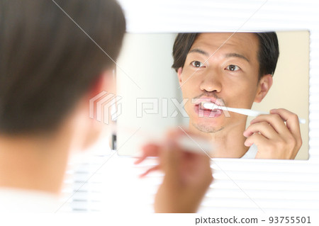 一個男人照鏡子刷牙的男人的美麗形象 93755501
