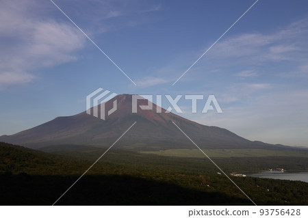 Summer morning scenery of Mt.Fuji and Lake Yamanaka seen from Yamanakako panorama platform 93756428