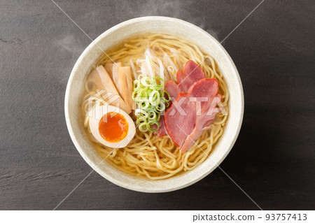 Hot salt steamed ramen with hot steam 93757413