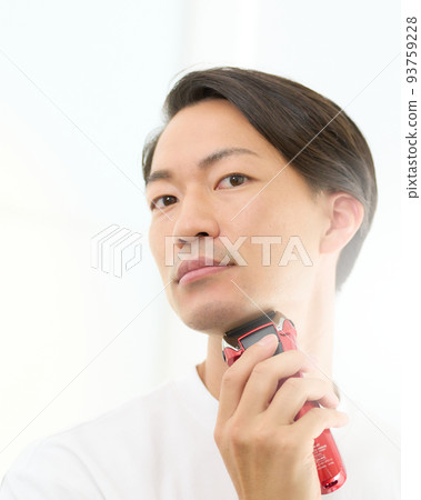 用電動剃須刀刮鬍子的男人 93759228