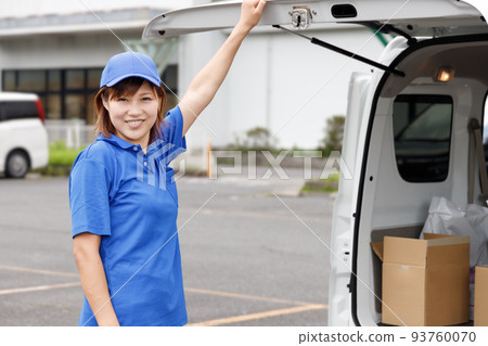 When a woman opens the back door of a light van, cardboard is piled up. Drivers of light vehicles and light freight. 93760070